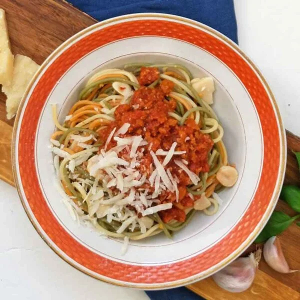 vegansk bolognese med krydret spaghetti